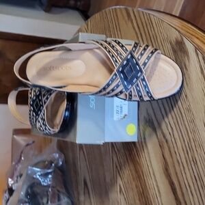 Softspots Lizzie Women’s Black with Ivory Stitching Strappy Sandals Size 7 M